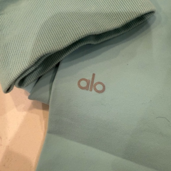 ALO Yoga Sky Blue Workout Set - Picture 2 of 8